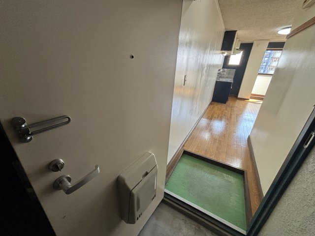 クレスト六高台の玄関