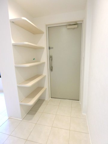 ミリアージュ下北沢の玄関|明るい玄関です