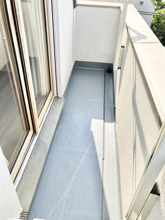 奥沢戸建のバルコニー|バルコニーからの眺めを楽しみながら食事をしませんか