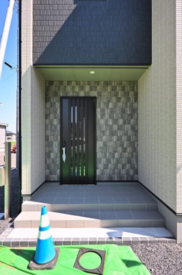 【玄関】 | ワイウッドコート太田市飯塚町第6期 | 屋根付きの玄関は雨の日のぬれずに出入りすることができます！
ダブルロックドアで防犯性も◎
