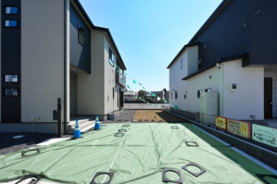 【前面道路含む現地写真】 | ワイウッドコート太田市飯塚町第6期 | 並列駐車可能なカースペースです！お客様も遊びに来やすいですね♪