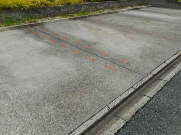 プレドパルク八家の駐車場