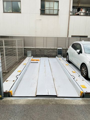 仲介手数料０円！！エグゼプレジオの駐車場