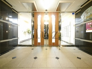 グリフィン横浜反町公園弐番館のエントランス