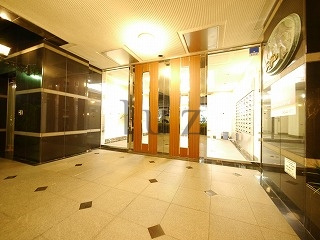 グリフィン横浜反町公園弐番館のエントランス
