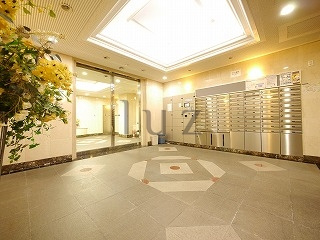 グリフィン横浜反町公園弐番館のエントランス