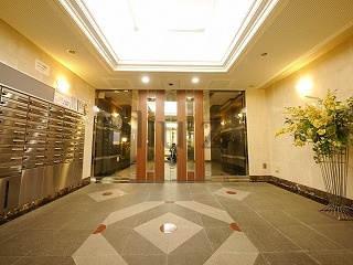 グリフィン横浜反町公園弐番館のエントランス