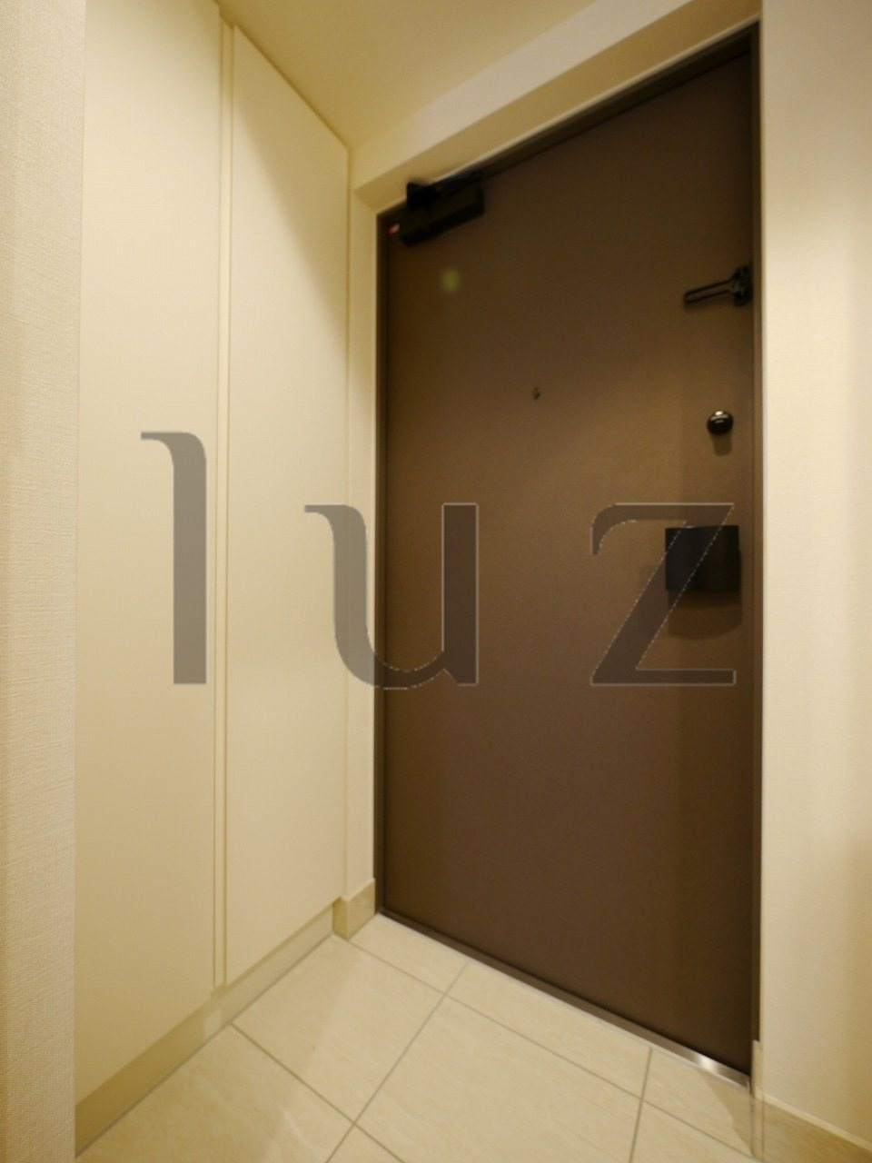 クレイシアＩＤＺ鶴見の玄関