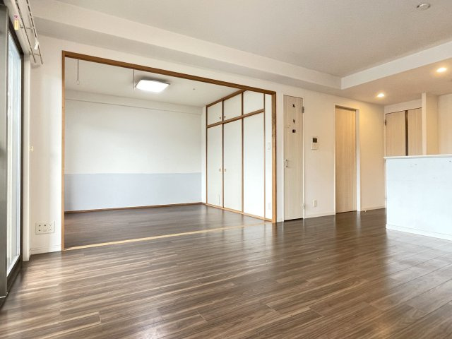 アルファステイツ下松市役所前の居間・リビング|LDKに隣接する洋室の襖を外すと続き間として広々と利用可能です