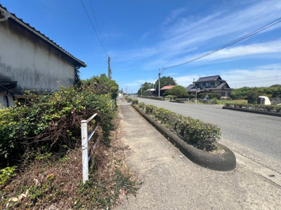 【前面道路含む現地写真】 | 八代市豊原上町字遥拝　２DK　平屋建 | 前面道路含む現地写真です