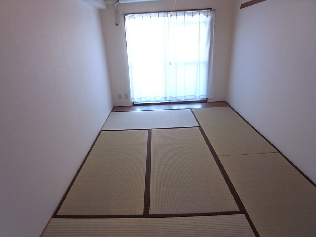 雅ビルの洋室