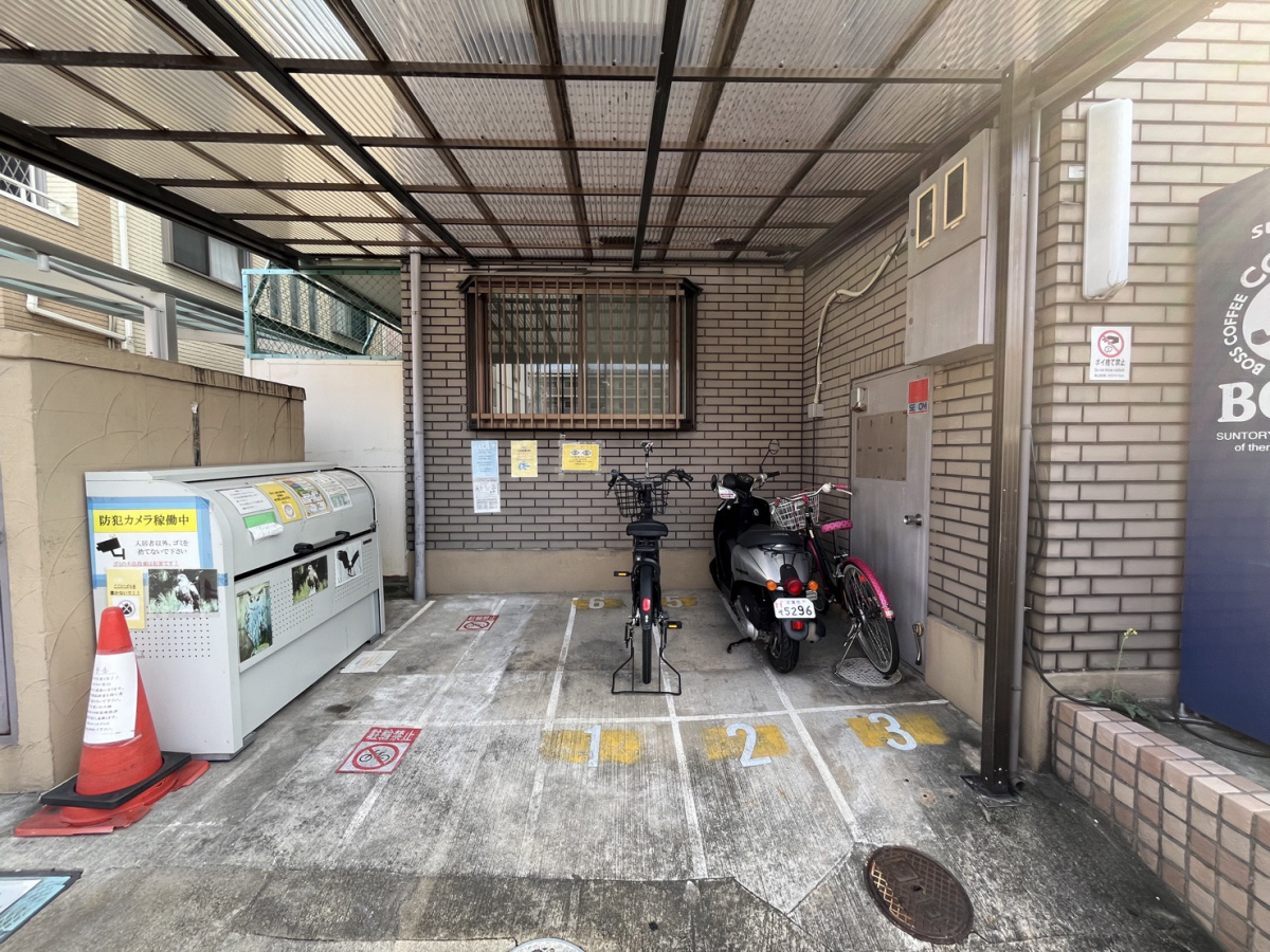 インテンス大東の駐車場