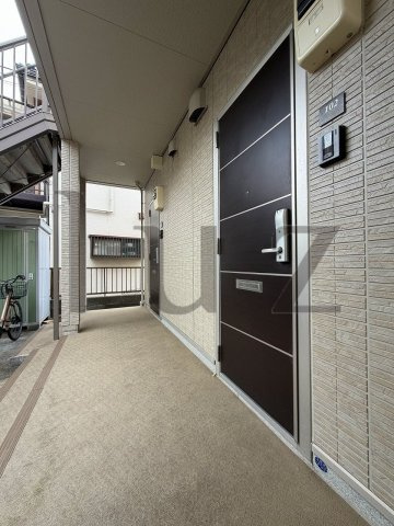 横浜市神奈川区斎藤分町のアパートのエントランス