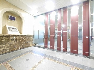 エクセル東神奈川のエントランス