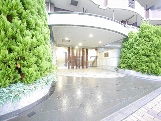 エクセル東神奈川のエントランス