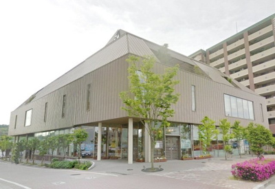 町田市立鶴川駅前図書館 323m