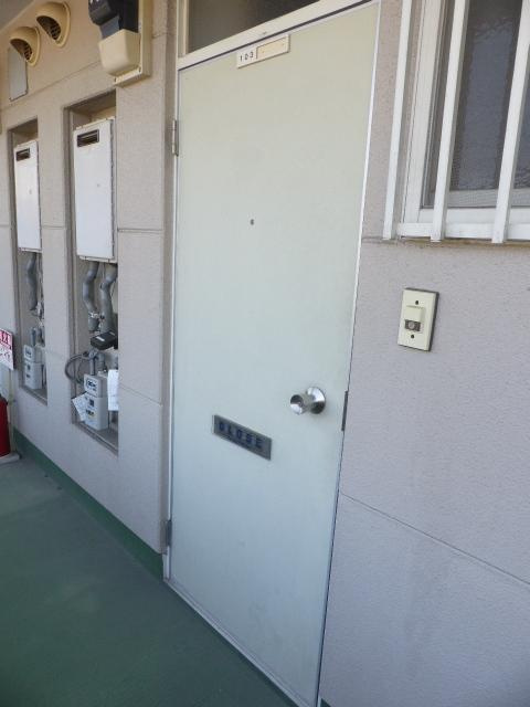 ヒルズ池下　Ａ棟の玄関