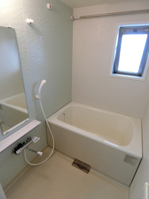 ★便利で快適な追焚き・浴室乾燥機・換気用小窓付のバスルーム★
