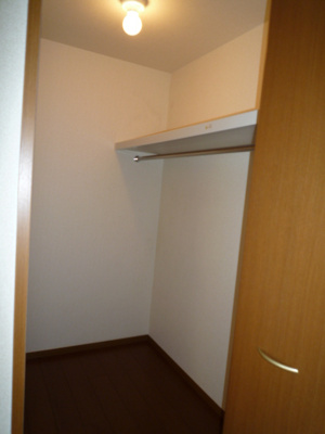 荷物が多くても安心なウォークインクローゼット付き