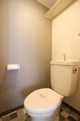 トイレ上部に棚付きです。