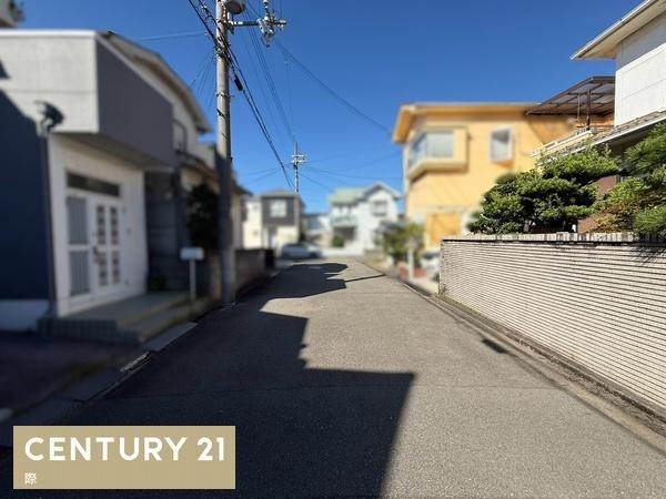 和歌山市小雑賀　中古戸建の前面道路含む現地写真