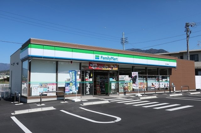 サン　ロイヤルの周辺|ファミリーマートまで700m