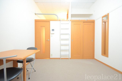 【居間・リビング】 | レオパレスヒルズ生田 | 一階はフローリング仕様
