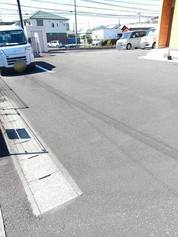 メゾン　ソレイユの駐車場