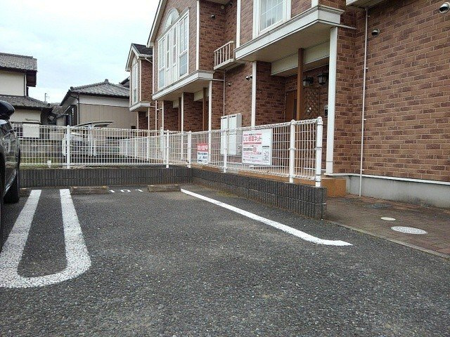 ラフィネ　フルールの駐車場