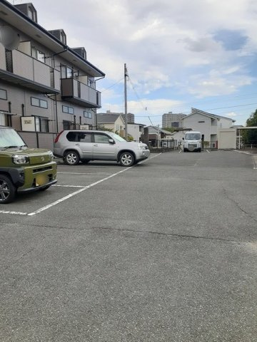 ストーンヒルズＢの駐車場