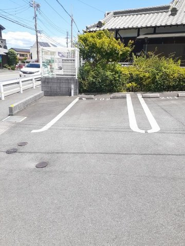 ジェルメ千本杉の駐車場