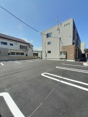 ウェルシィ万代の駐車場