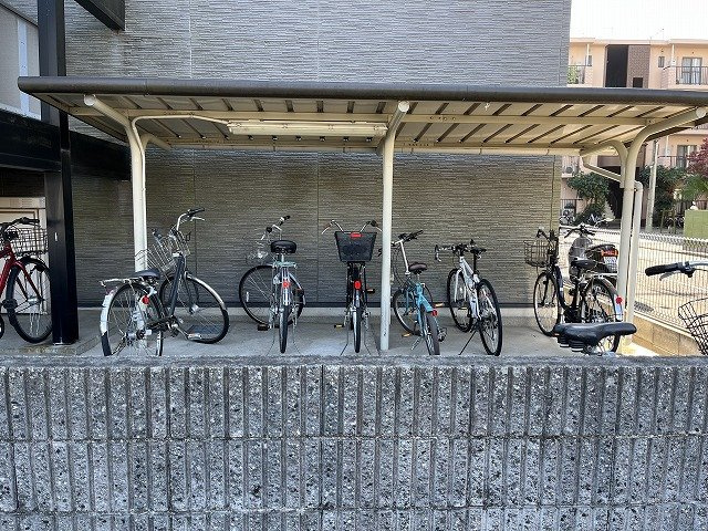 レオパレス向ヶ丘のその他|駐輪場　原付＆自転車のみ駐輪可能