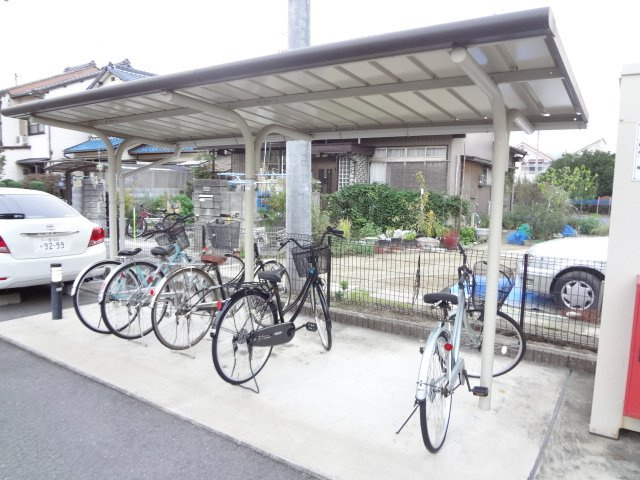 レオパレスブロッサムのその他|屋根付き駐輪場