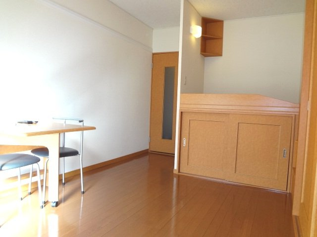 レオパレスさくらの寝室|ベッド下にはたっぷりの収納スペース！