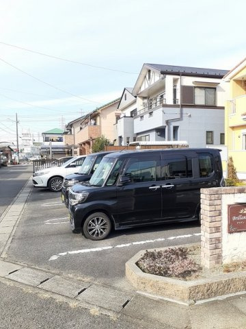 ブリアン・ソレイユの駐車場