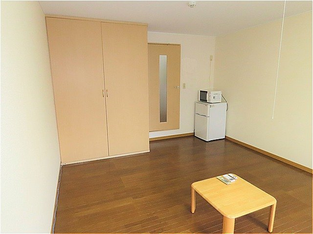 レオパレスコンフォールの居間・リビング|家具家電が備え付けのお部屋です