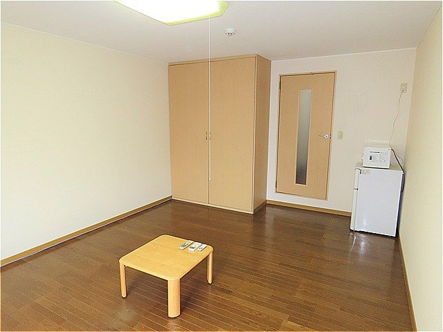 レオパレスコンフォールの寝室|フローリングのお部屋です