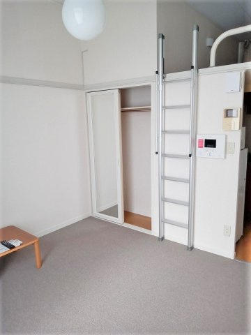 レオパレスネオス本町の居間・リビング|備品は部屋ごとに異なります。１Ｆはフローリング。