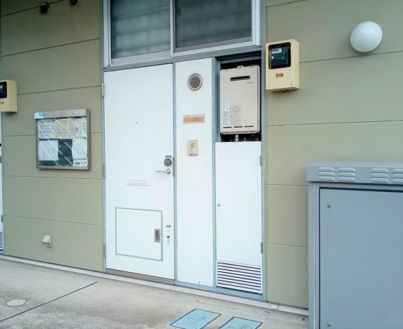 レオパレスリバーサイドガーデンの玄関