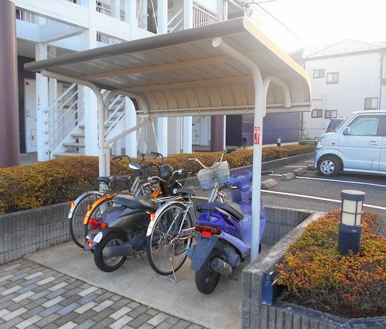 レオパレスエミネンス　Ｍのその他|屋根付き駐輪場完備