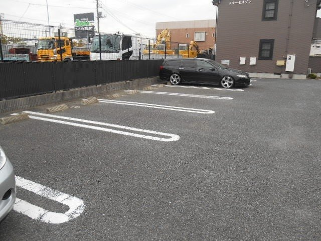 クルーセ　メゾンの駐車場