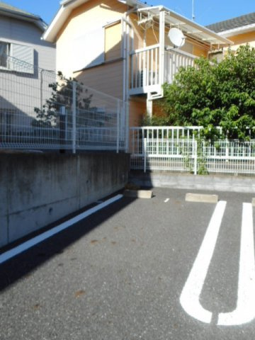 ブラウンヒルズⅡの駐車場