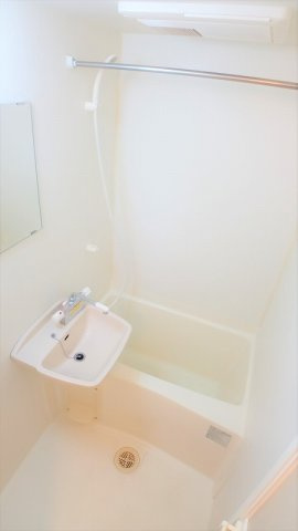 レオパレスＭＬハロープラザの浴室|同タイプの写真です。仕様が異なる場合があります。