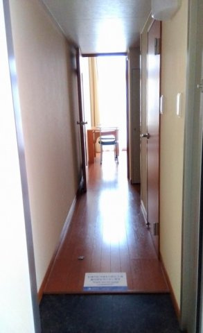 レオパレス三郷中央　吉の玄関