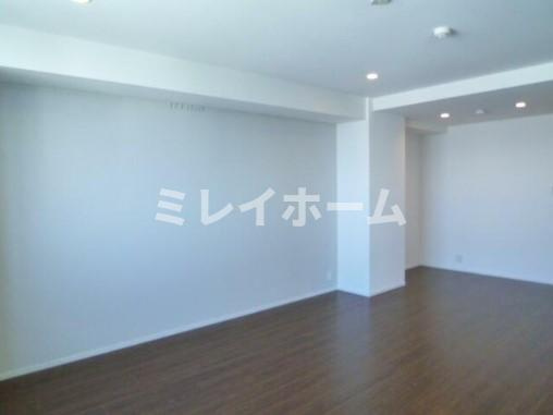 プレディアスタイル池上南EASTの居間・リビング|同建物内別のお部屋の参考写真になります。