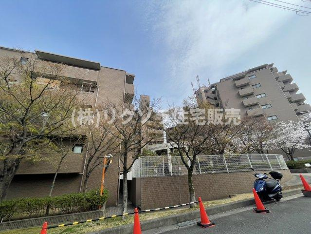 ダイアパレス枚方山田池公園の外観|新しい生活にいかがでしょうか？外観はお住まいの顔になります。こだわりたいポイントですね。水回りリフォームやリノベーションも承ってます。
■現地見学・資金計画相談・住宅ローン相談もお問合せ受付中■