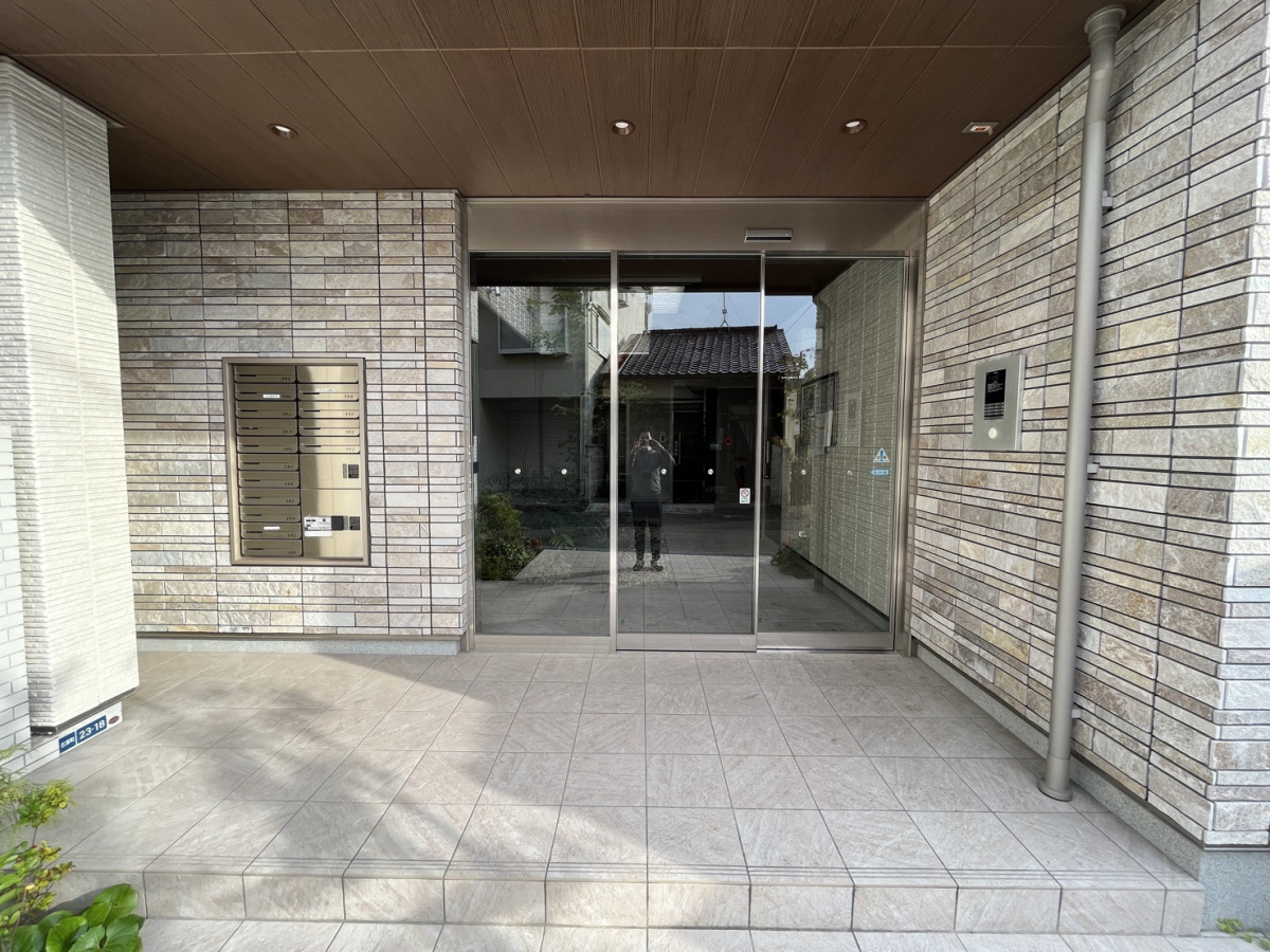 シャーメゾン寝屋川中央のエントランス