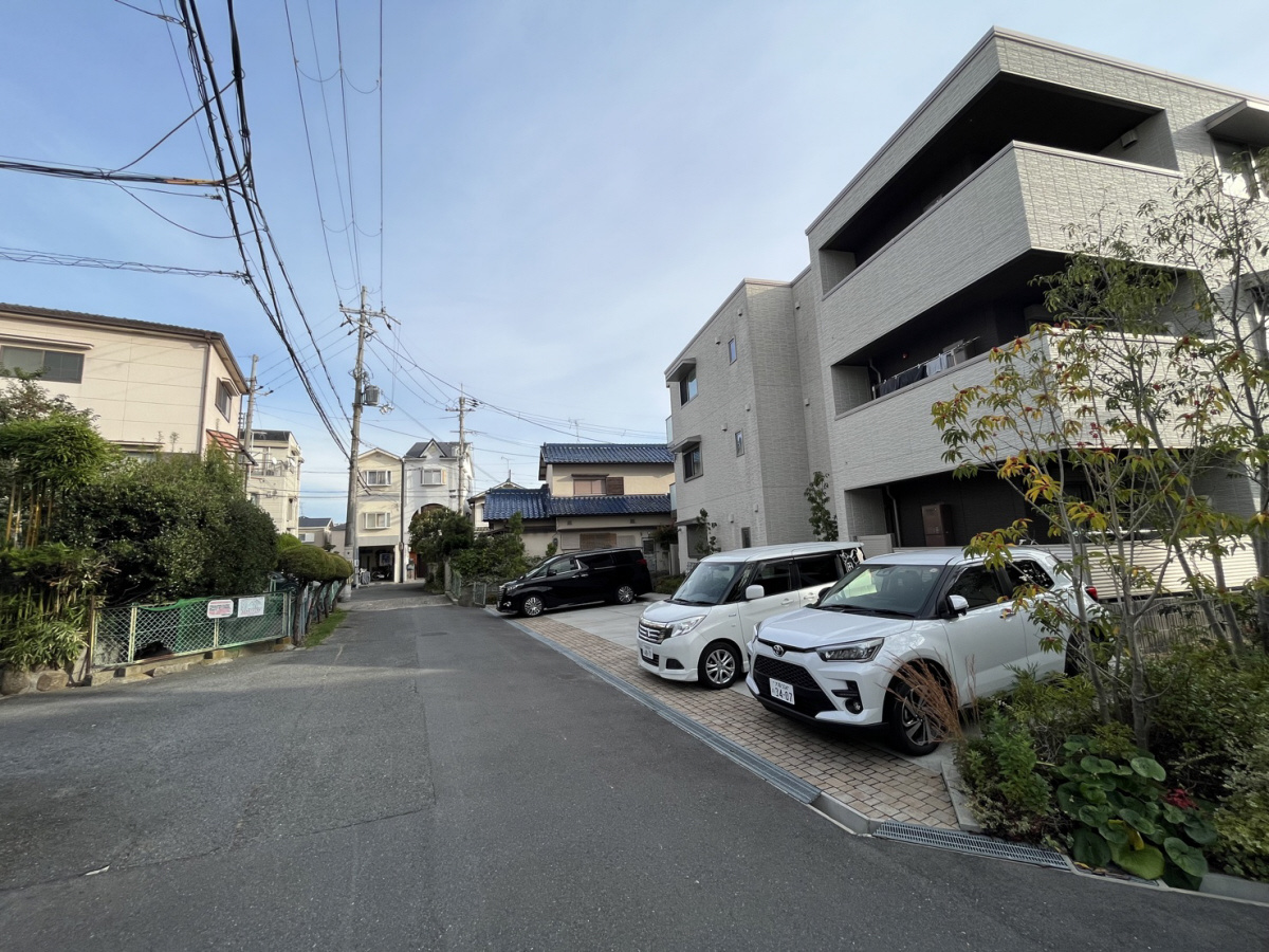 シャーメゾン寝屋川中央の駐車場