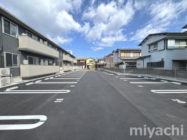 オリエンタルコート南田宮の駐車場